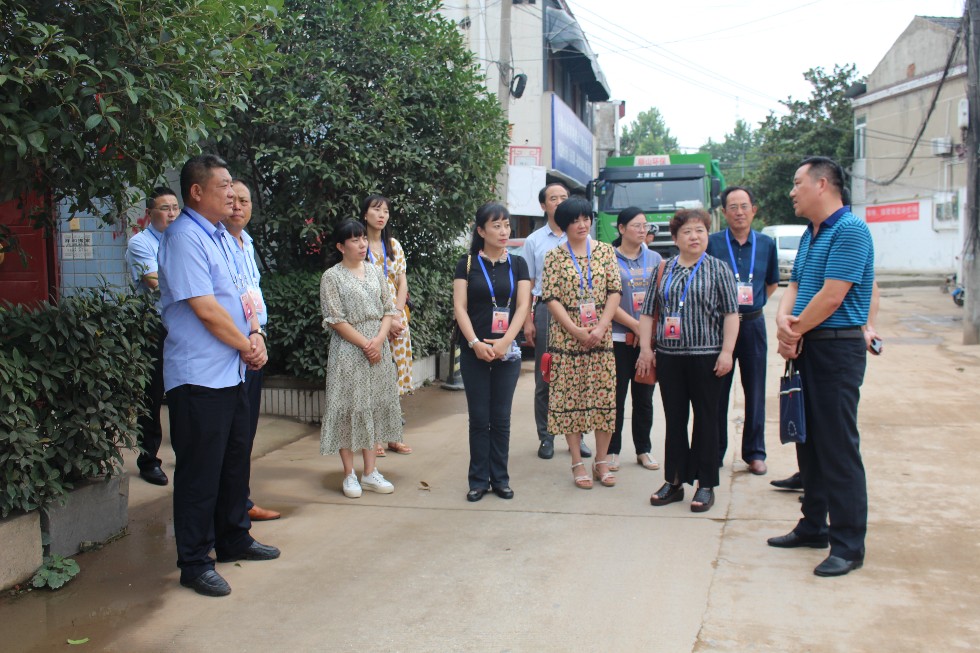 7月18日，滁州市南谯区龙蟠人大工委组织代表小组代表现场调研棚户区征迁工作.JPG
