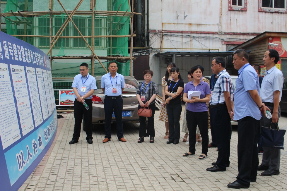 7月18日，滁州市南谯区龙蟠人大工委组织代表小组代表视察调研银花东村老旧小区改造工程.JPG
