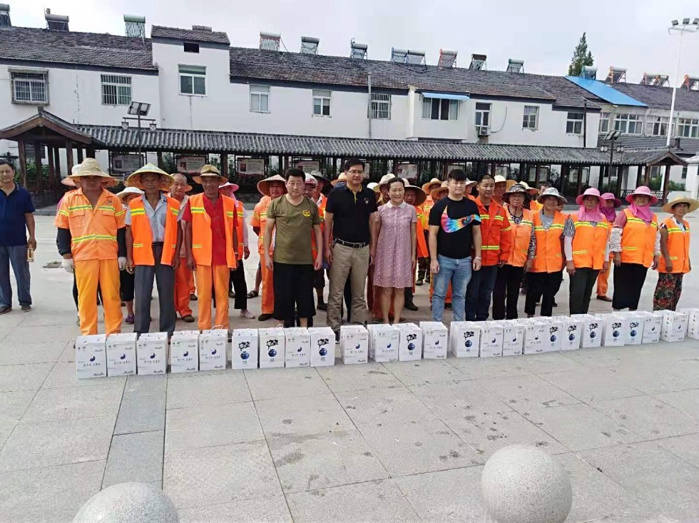珠龙镇人大代表慰问保洁人员.JPG