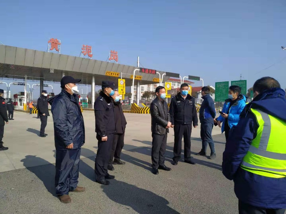 区人大常委会主任王良仁赴黄泥岗高速道口督导新冠肺炎疫情防控工作.jpg