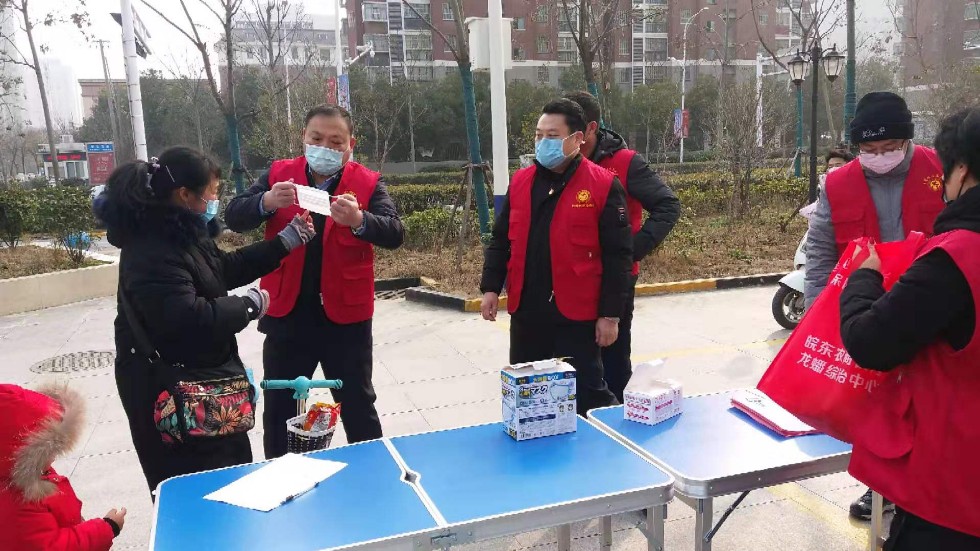 龙蟠区代表陈惠彬向居民宣传口罩正确带法.png