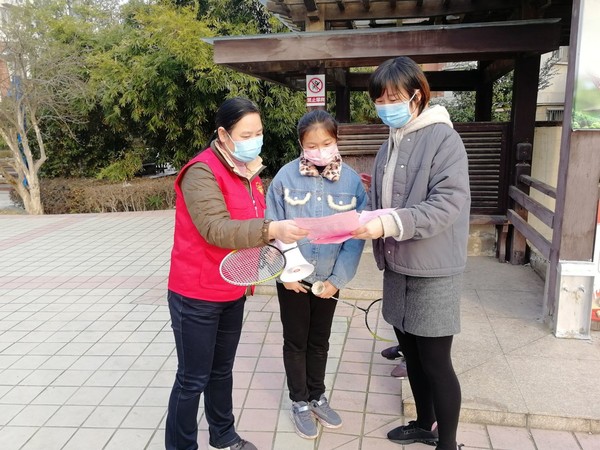南谯区人大代表马学兰向居民宣传疫情防控知识.jpg