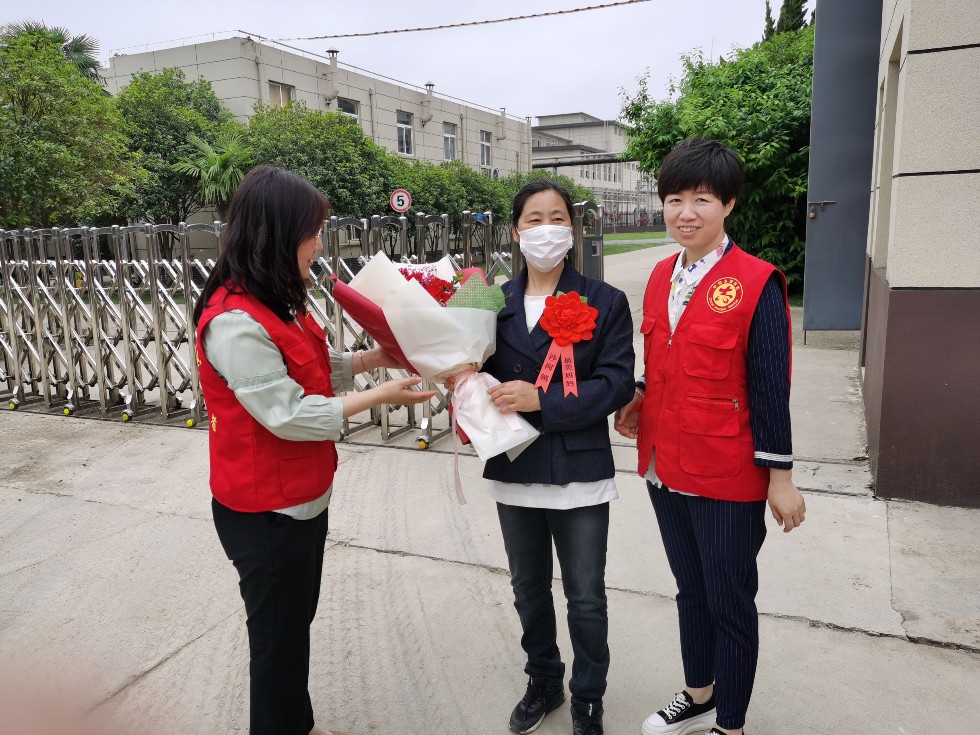 沙河镇人大代表开展母亲节送鲜花活动.png