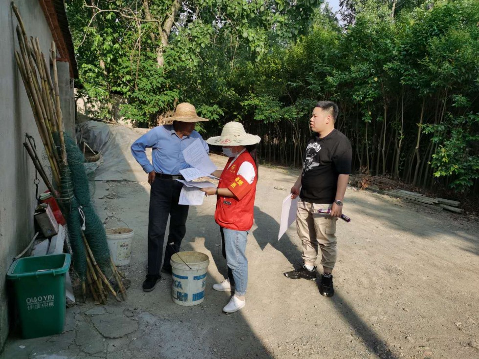 沙河镇人大深入村组发放宣传单普及宪法及人大知识.png
