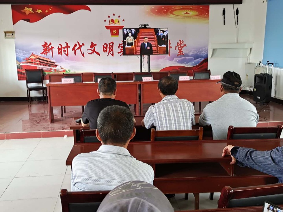 章广镇组织人大代表收看全国“两会”直播.jpg