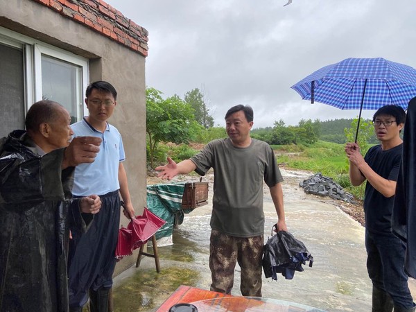 南谯区人大代表、章广镇党委书记张成为（右二）查看农户受灾情况.jpg