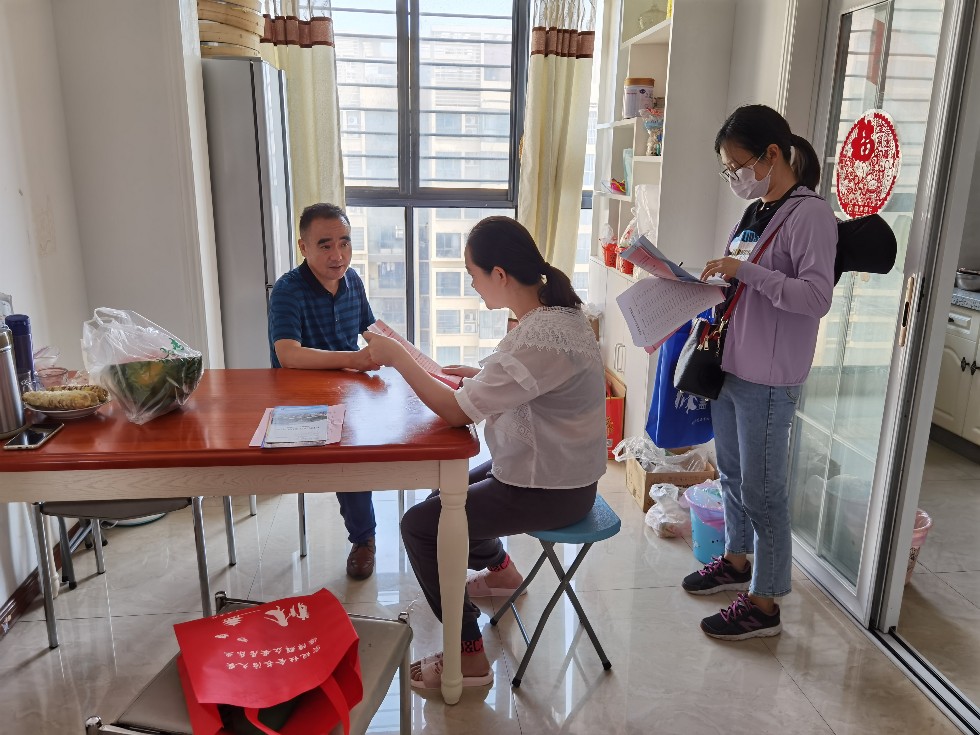 龙蟠街道人大工委开展“助力四个攻坚，提升三感一度”活动宣传.jpg