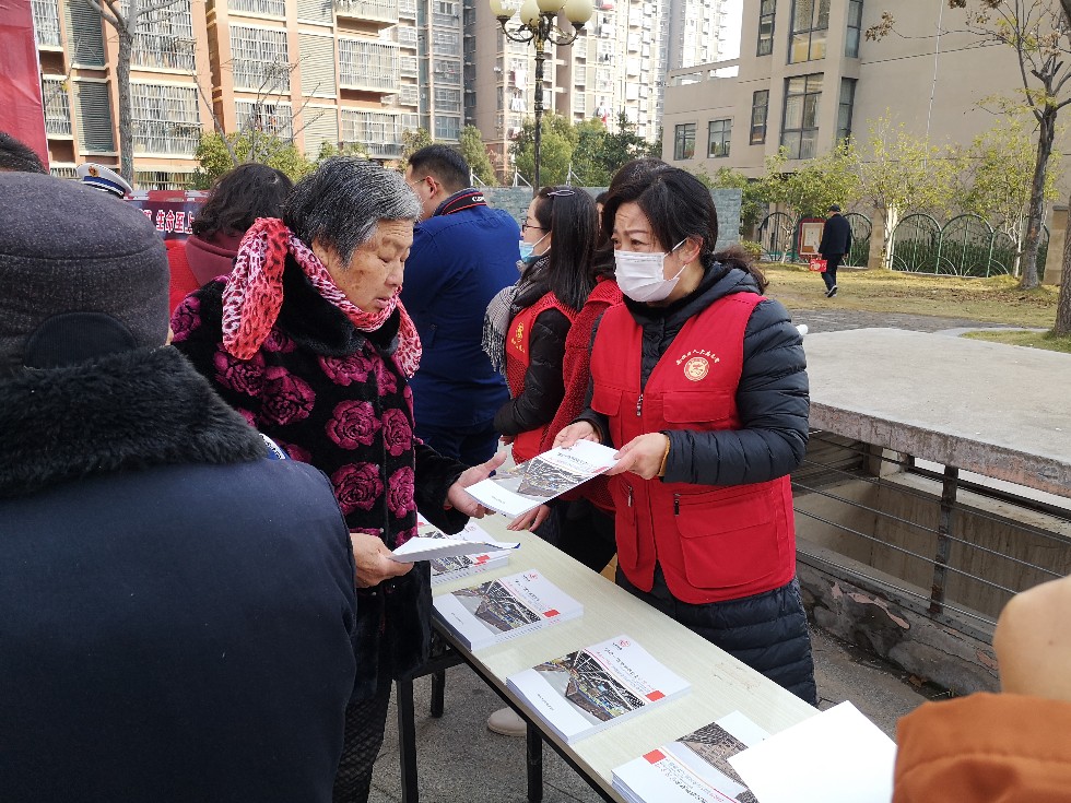 区人大机关干部赴龙蟠南苑社区开展消防宣传活动.jpg