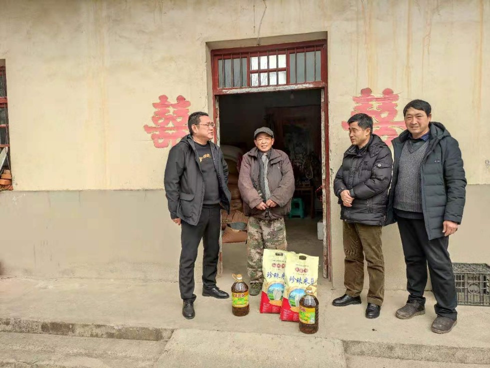 珠龙镇人大代表春节慰问贫困户.JPG