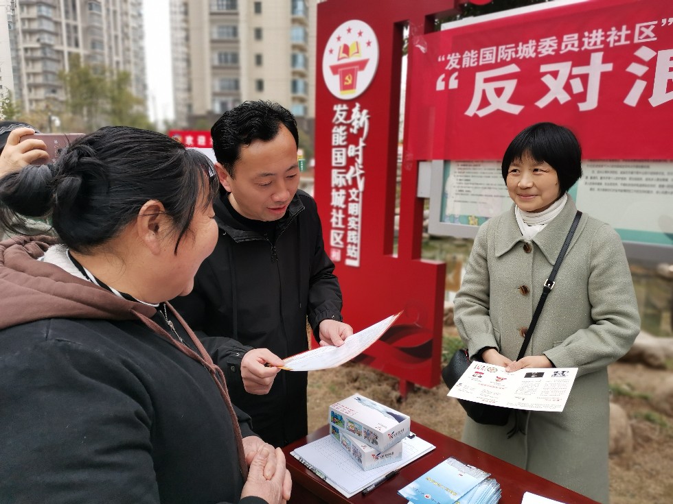 龙蟠街道组织人大代表参加“反对浪费、崇尚节约”文明行动宣传活动.jpg