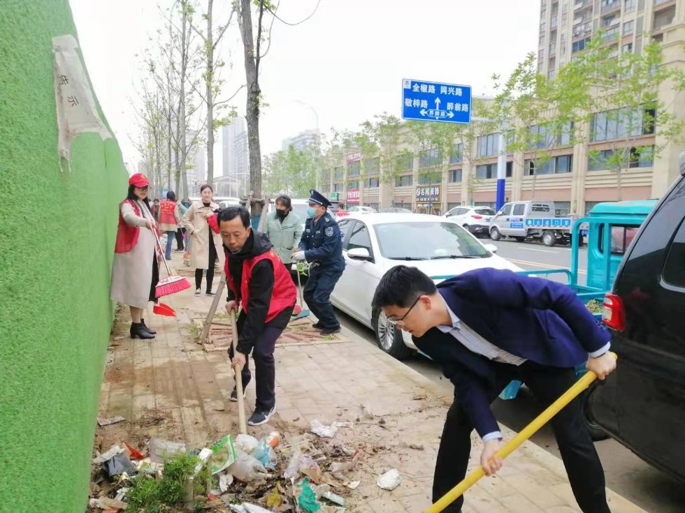 龙蟠街道组织人大代表开展义务劳动.jpg