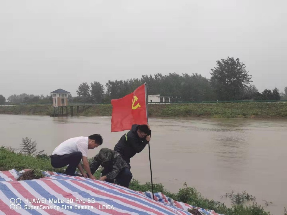 腰铺镇人大代表参与清流河防汛.jpg