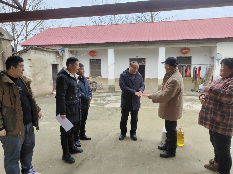 张思源慰问困难群众.jpg