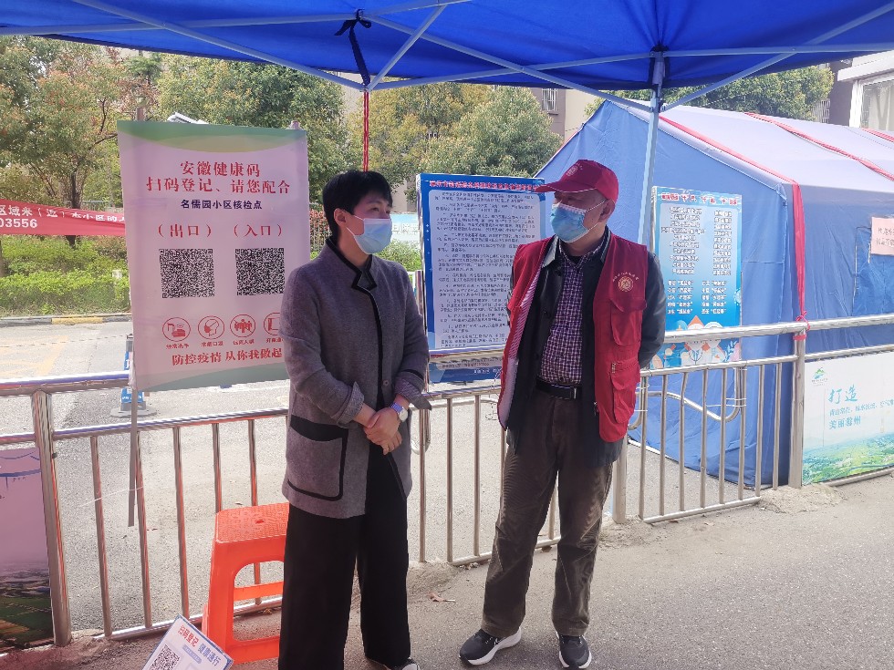 李骏代表检查小区防控情况9.jpg