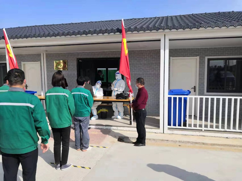 人大代表积极参与核酸检测.jpg