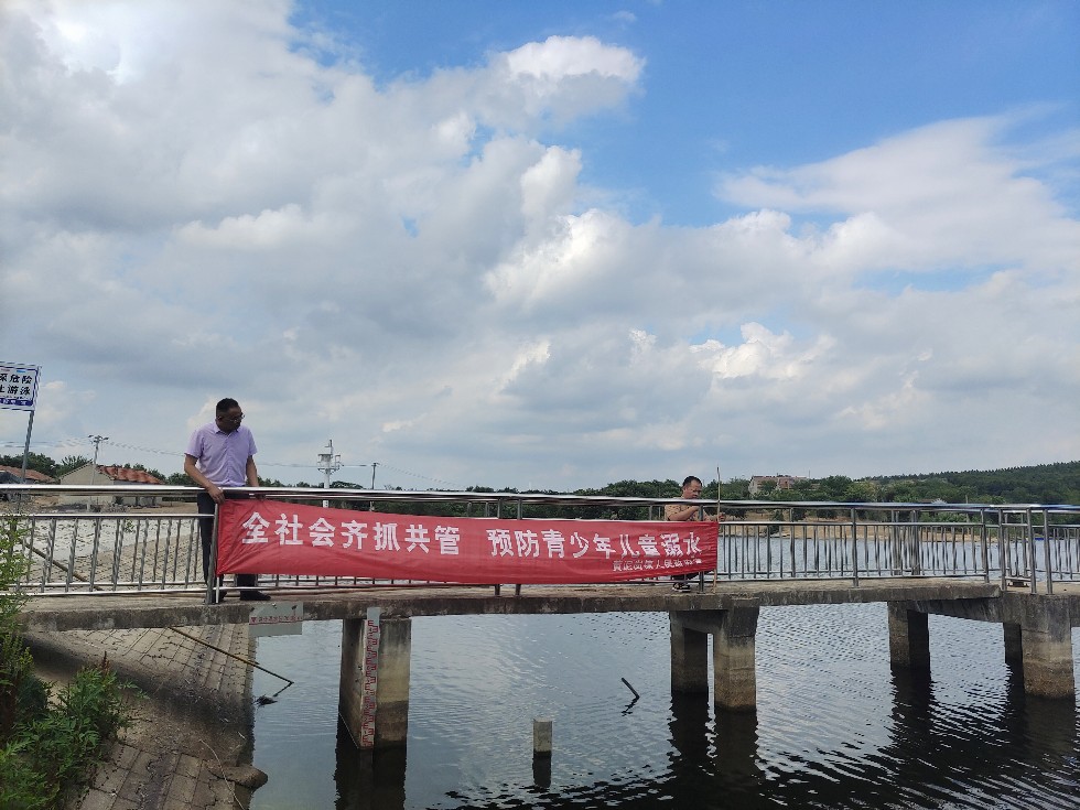 黄泥岗镇人大督查防溺水工作.jpg