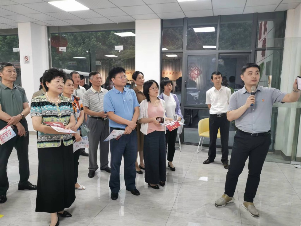 省人大来我区调研稳就业和农民工权益保障工作.jpg