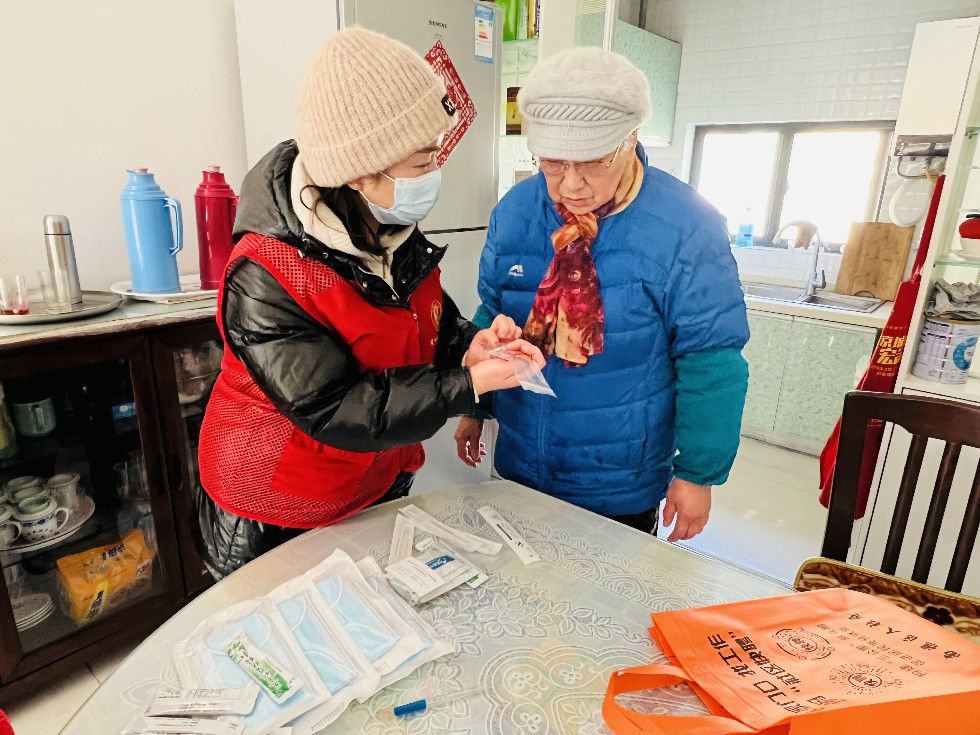 龙蟠街道：人大代表献爱心  送药行动暖人心.jpg
