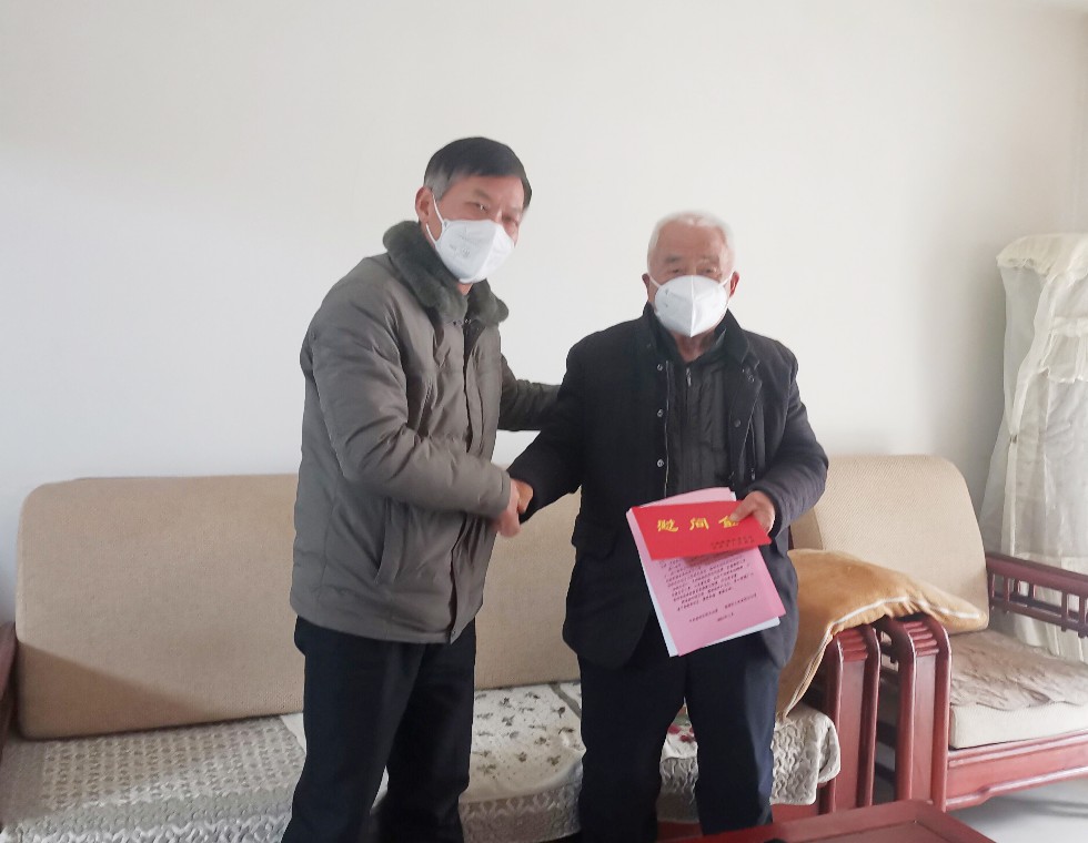 王良仁慰问老干部和困难群众.jpg