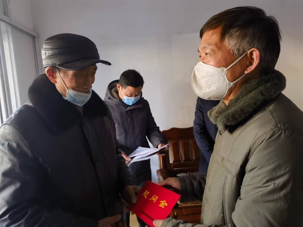 王良仁慰问老党员和困难群众.jpg