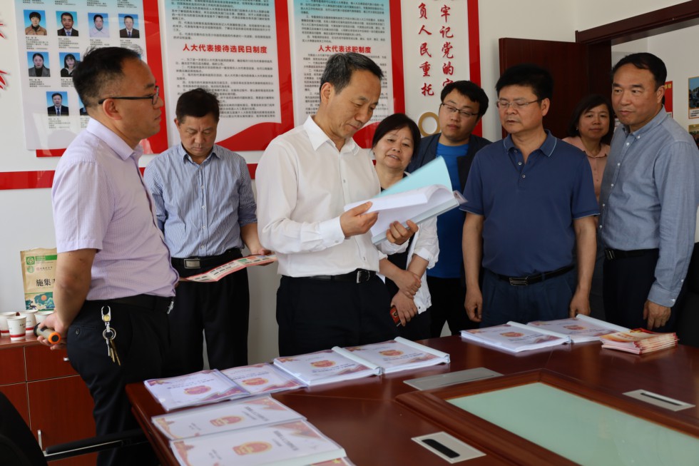 省人大常委会调研组来区调研人大代表工作.jpg