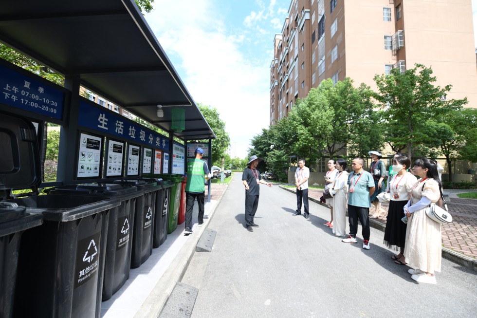 龙蟠街道代表小组调研生活垃圾分类工作 (2).jpg