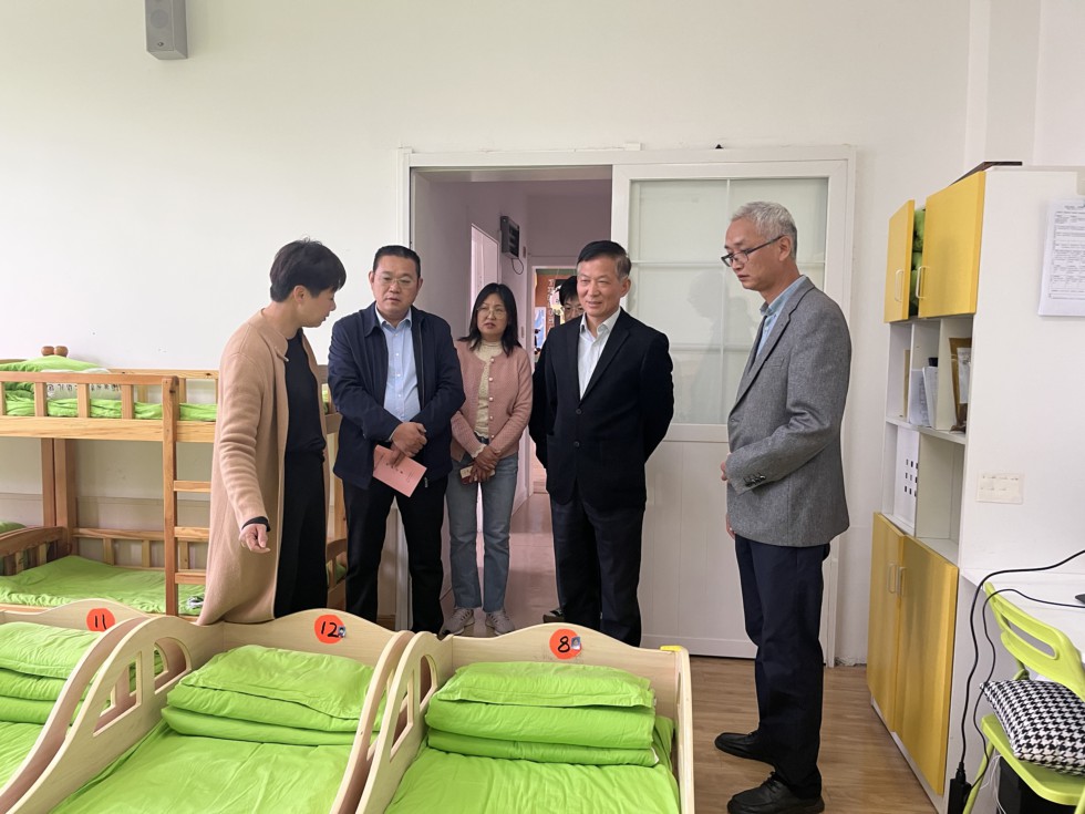 区人大调研全区教育工作1.jpg