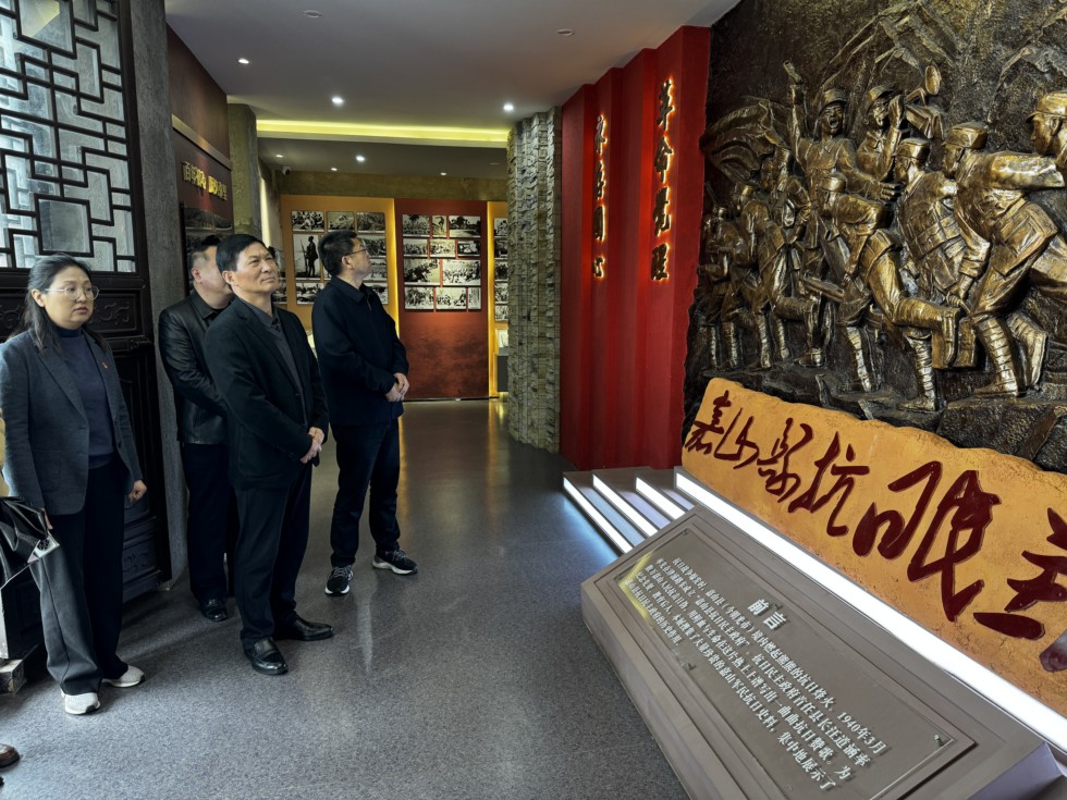 区人大常委会一行参观红色教育基地.jpg