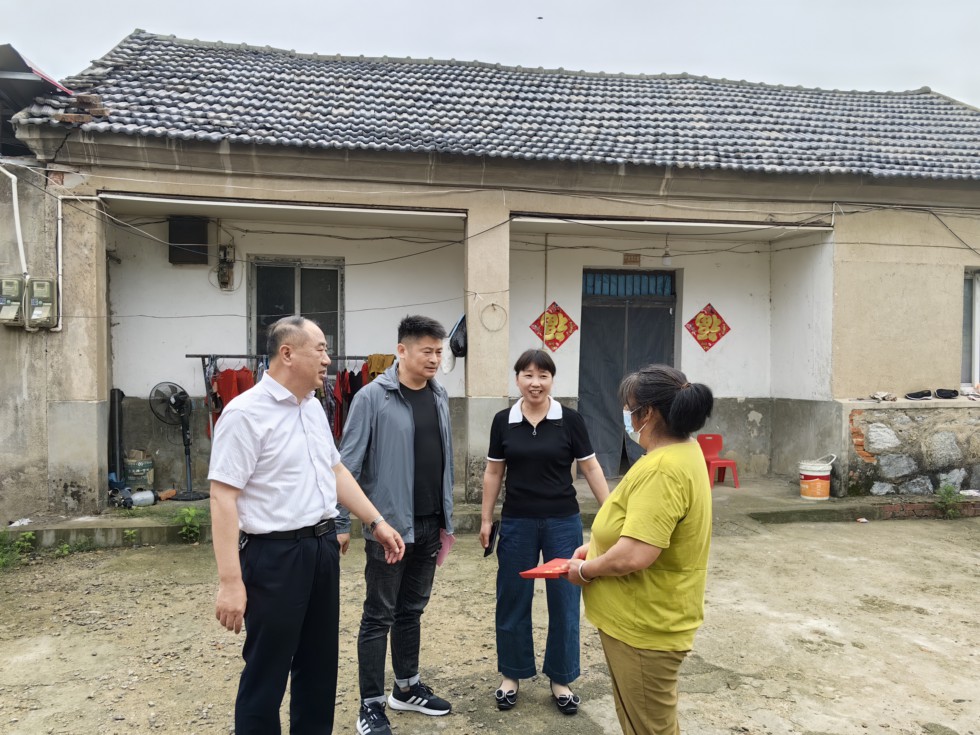张思源慰问施集镇困难党员.jpg