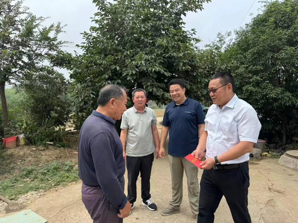 20240627贾佳走访慰问珠龙镇困难党员.jpg
