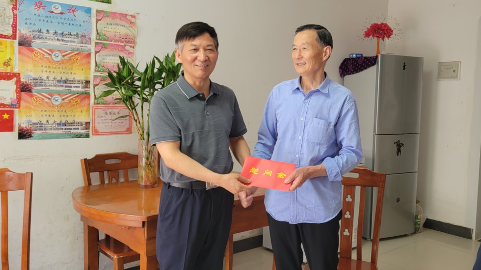王良仁向腰铺镇困难党员送上慰问金.jpg