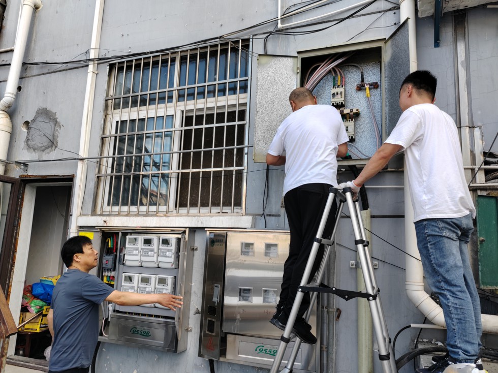 银花街道人大实地调研辖区居民电改.jpg