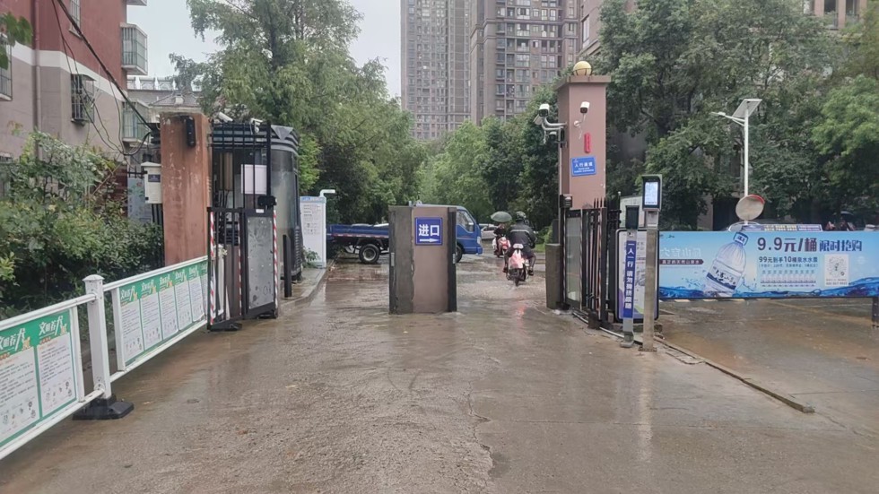 拓宽后的小区通道.jpg